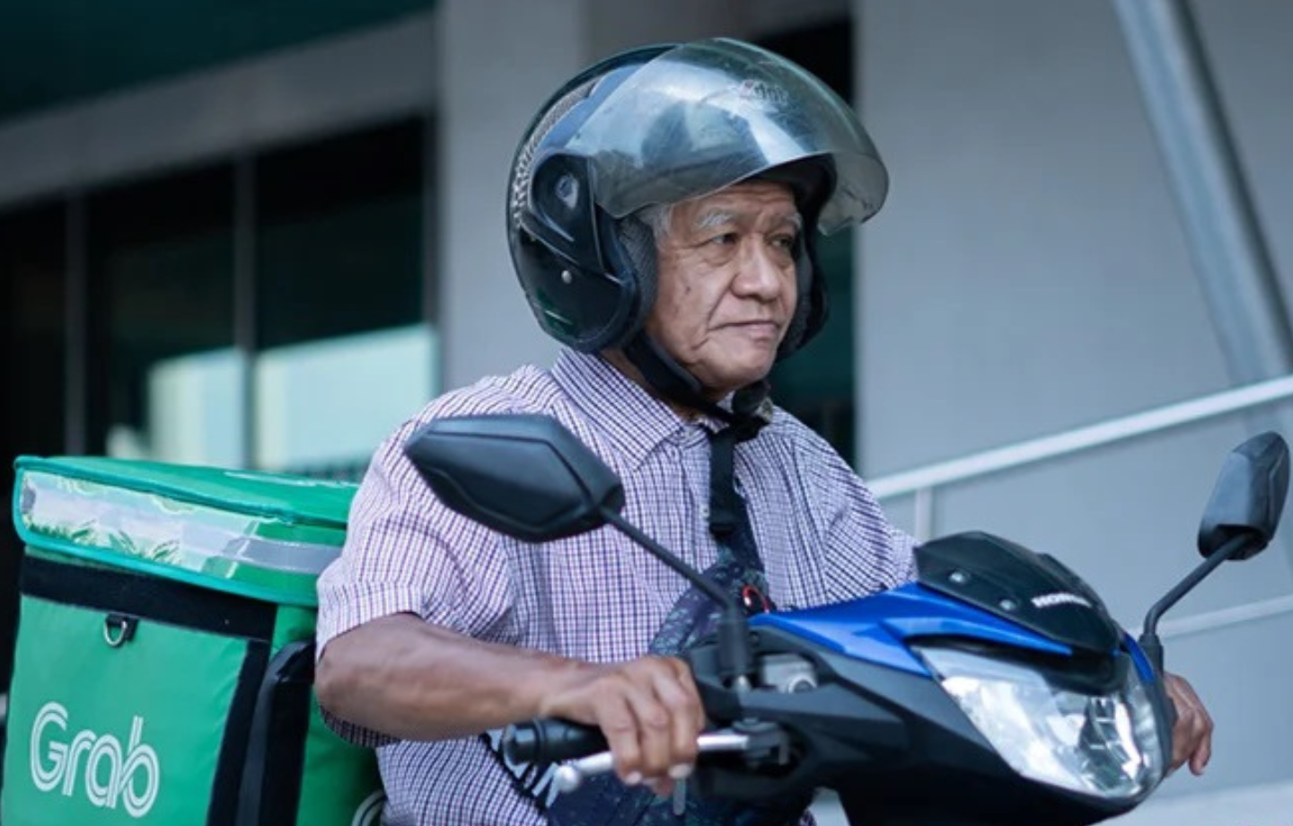 Lelaki Berusia 70 Tahun Ini Jadi ‘Grab Rider’ Untuk Sara Keluarga