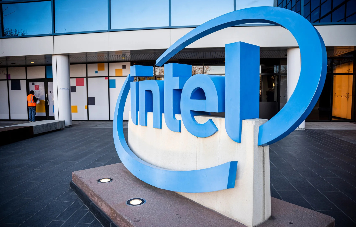 Intel Dilapor Akan Buang Lebih 20% Pekerja