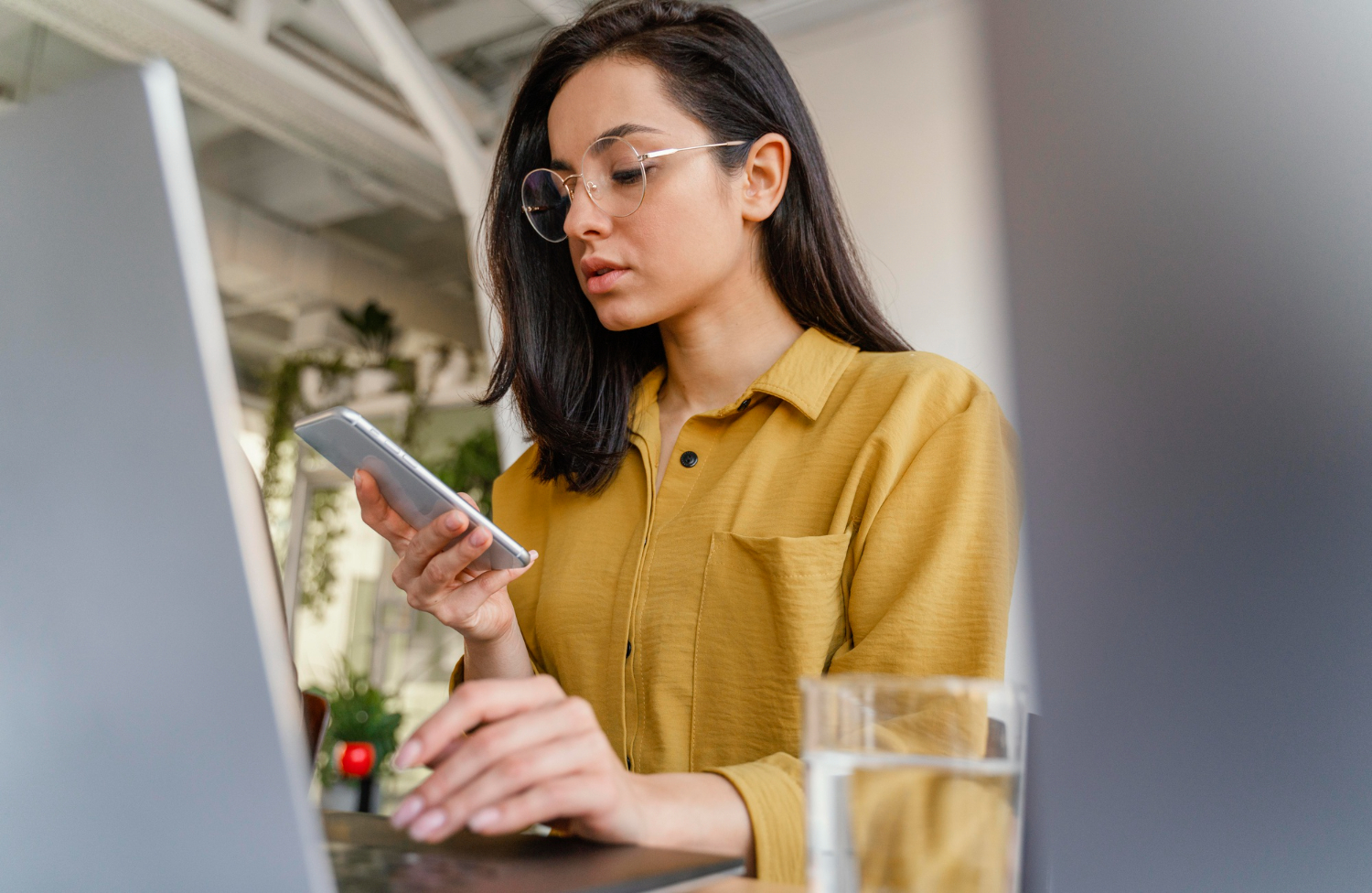 Kajian Dedah Gen Z Sering Periksa Telefon Semasa Bekerja