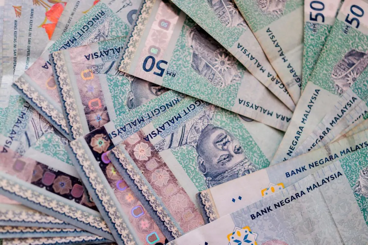 Kerajaan Wajibkan Gaji Minimum RM1,700 Bermula Ogos