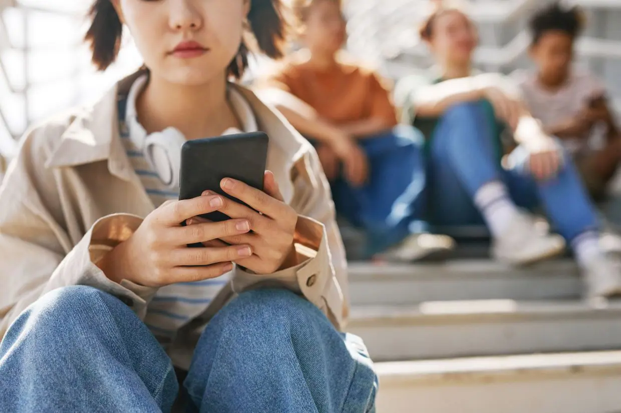 Singapura Haramkan Pelajar Sekolah Menengah Guna Telefon dan Jam Tangan Pintar Bermula 2026