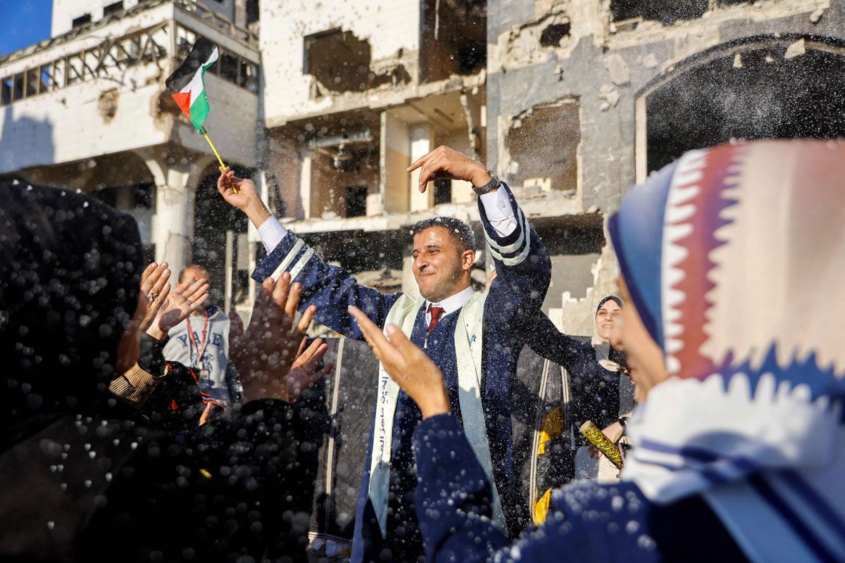 Lebih 200 Graduan Perubatan Raikan Graduasi Berlatarkan Runtuhan Gaza