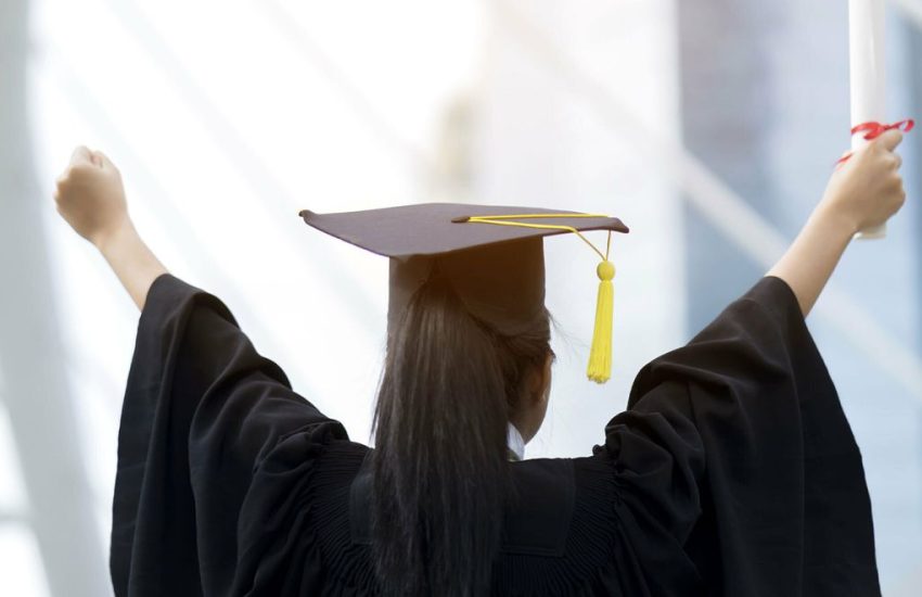 Tak Perlu Lagi ke Singapura, Johor Kini Tawar Gaji Premium RM4,000 Buat Graduan Baharu
