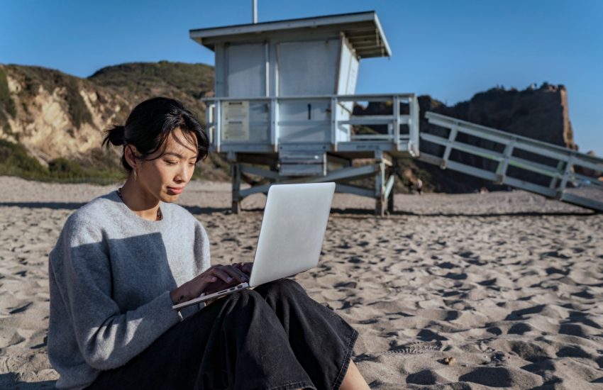 Kerja Sambil ‘Travel’: 7 Kerjaya Terbaik untuk Gaya Hidup 'Digital Nomad'