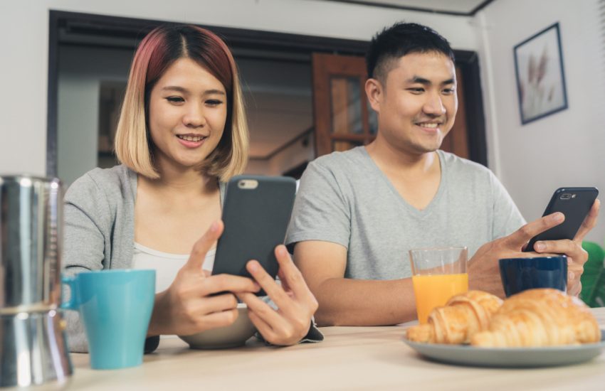 Kajian Dedah Ibu Bapa Lebih Kerap Gunakan Telefon Bimbit Semasa Makan Berbanding Anak-Anak