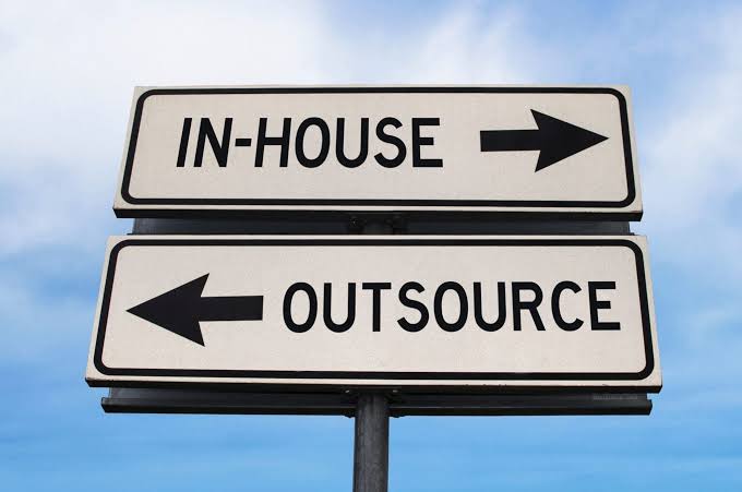 ‘In-House’ Atau ‘Outsourcing’: Mana Satu Pilihan Terbaik Syarikat Anda?