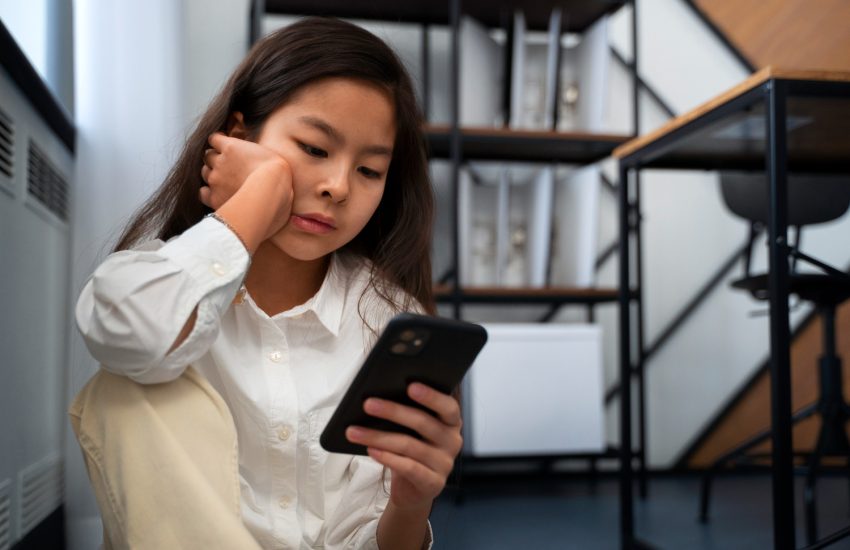 Kerap Sakit Kepala Akibat Selalu Menghadap Telefon? Ini Tips Kurangkan ‘Screen Time’