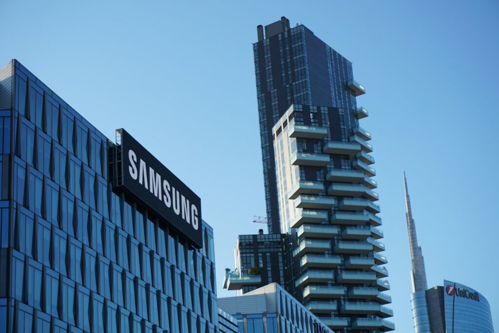 Samsung CEO inspects Malaysian battery facility during holiday