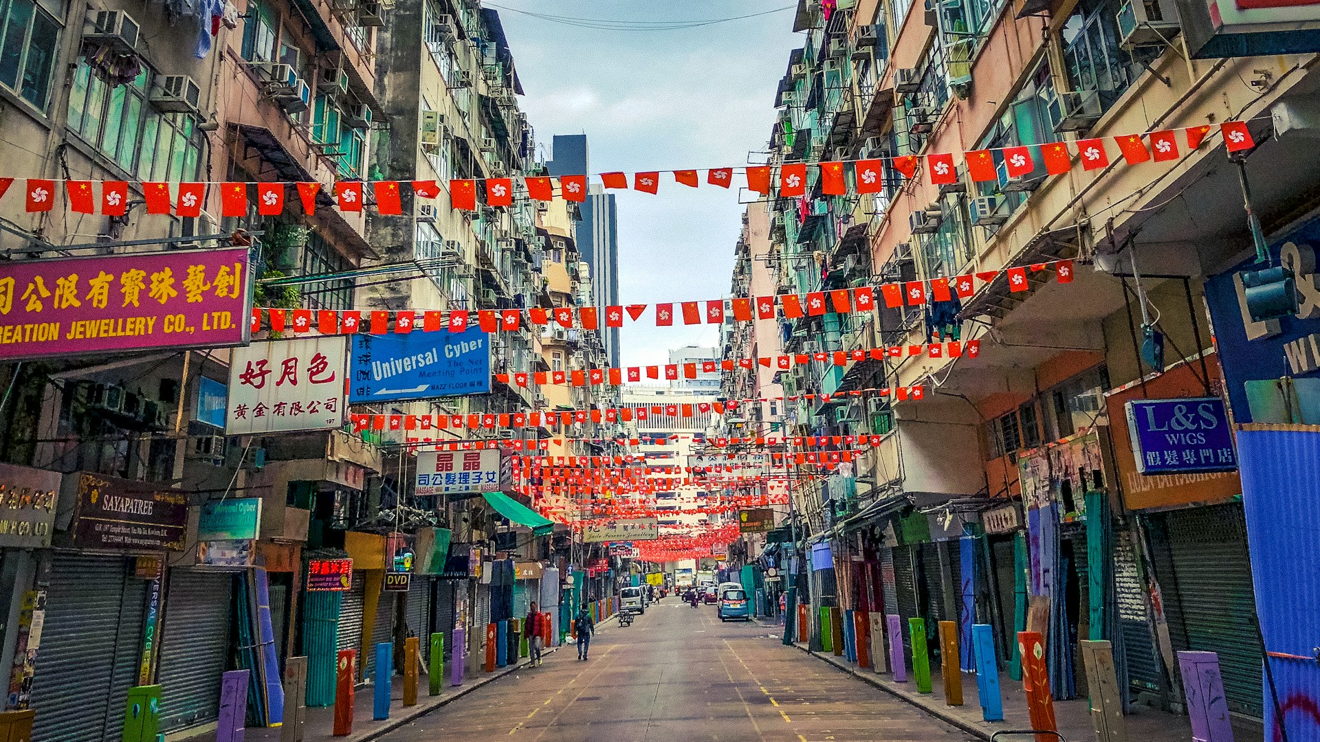 Hong Kong firms want to hire more but are wary about the economy