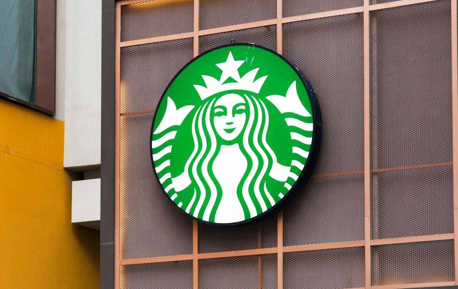 Starbucks new CEO promises to turn things around