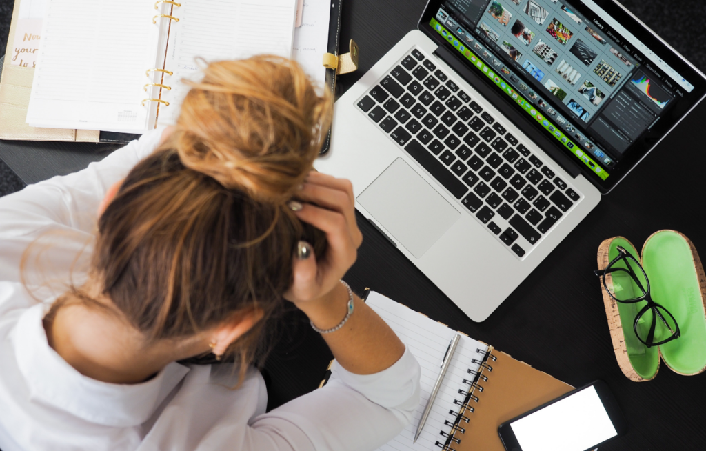 5 SIGNS OF A TOXIC WORKPLACE