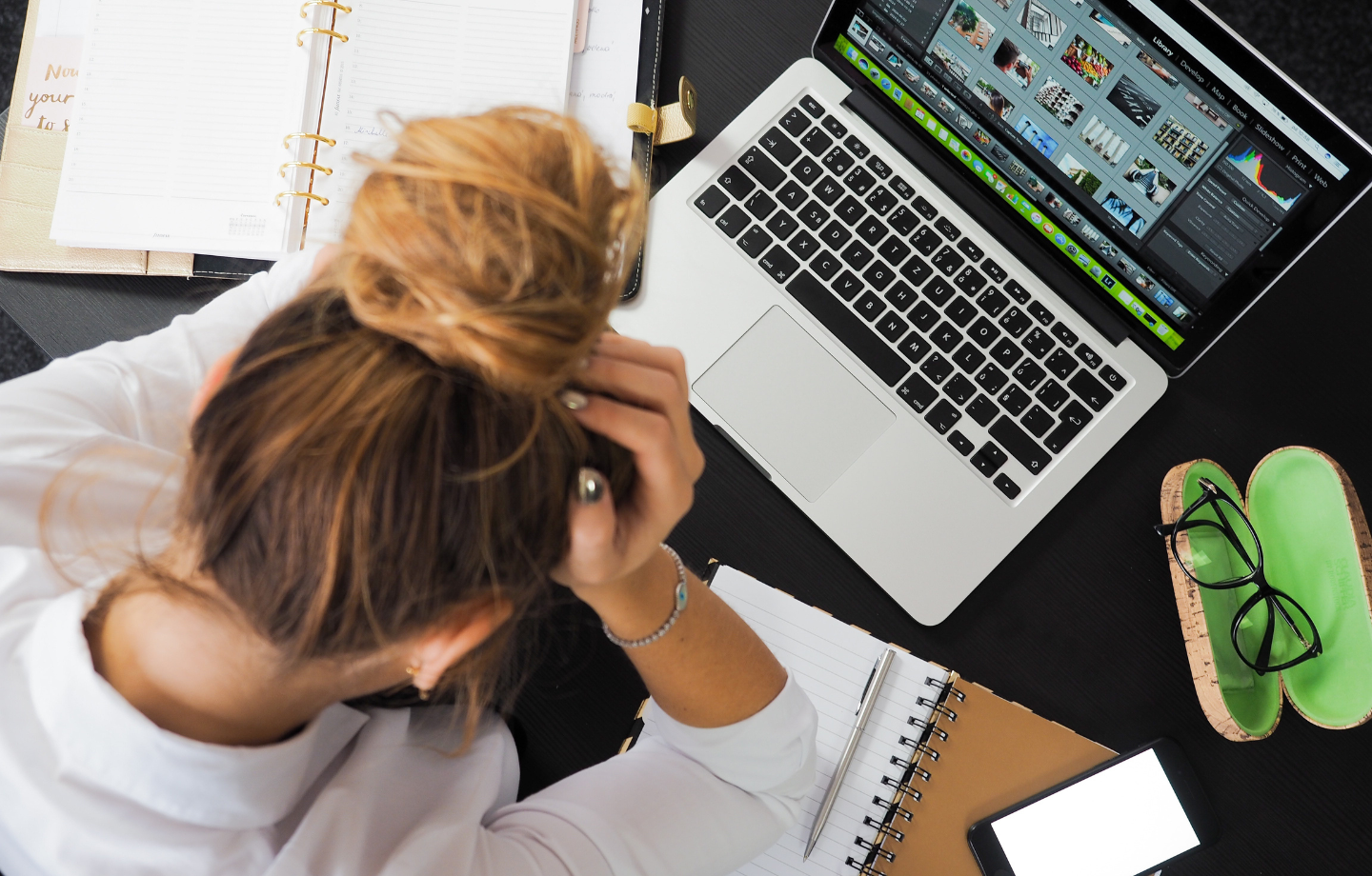 5 SIGNS OF A TOXIC WORKPLACE