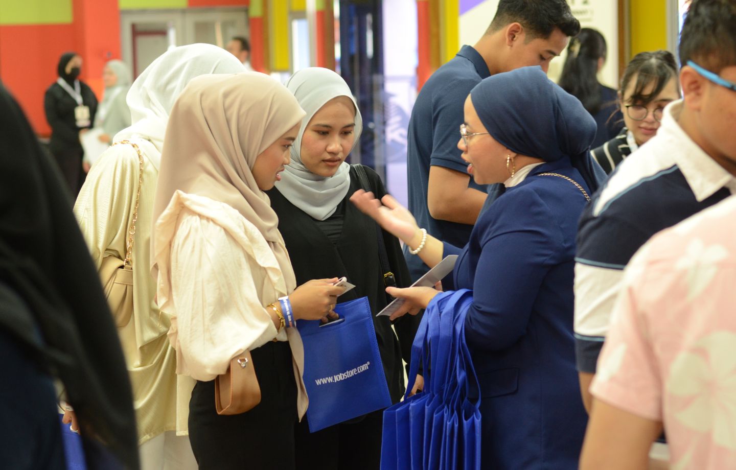 Stand Out in the Crowd: Unique Questions to Ask at Career Fairs