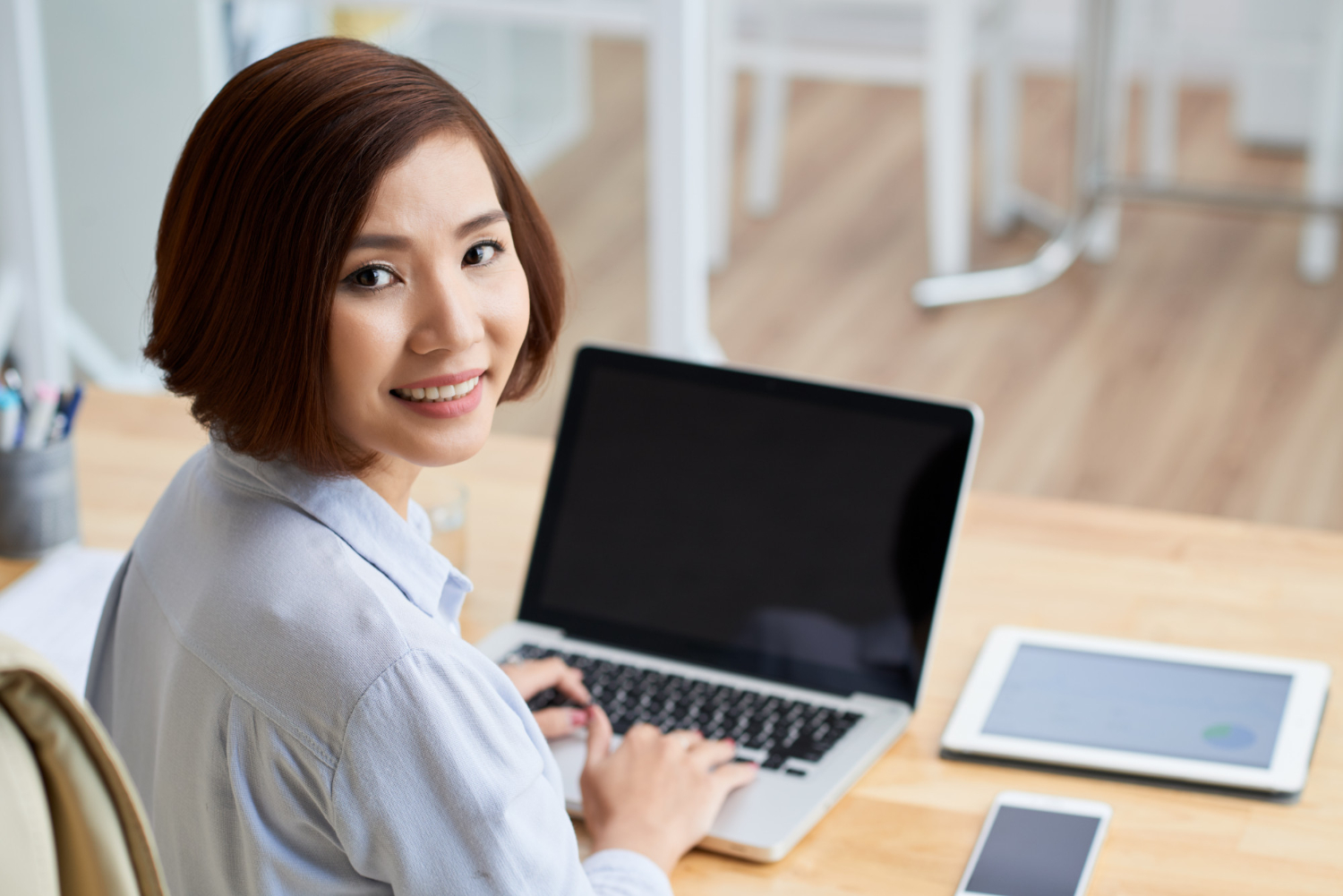 Application Status Tracking Helps Reducing Recruitment Bias